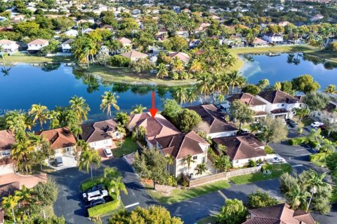 House in Cutler Bay, Florida 4 bedrooms, 191.1 sq.m. № 1742333 - photo 3
