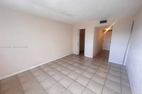 Condo in North Miami, Florida, 1 bedroom  № 1998897 - photo 4