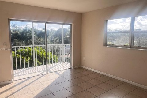 Condo in North Miami, Florida, 1 bedroom  № 1998897 - photo 3