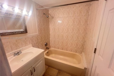 Condo in North Miami, Florida, 1 bedroom  № 1998897 - photo 5
