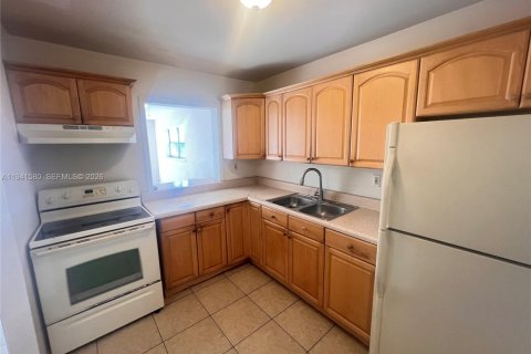 Condo in North Miami, Florida, 1 bedroom  № 1998897 - photo 2