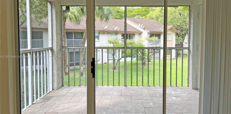 Condo in Miami, Florida, 2 bedrooms № 1964089