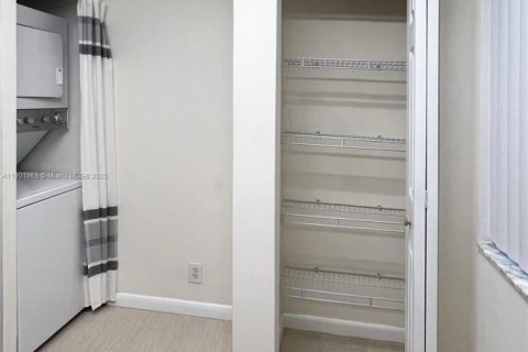 Condo in Miami, Florida, 2 bedrooms № 1964089 - photo 13