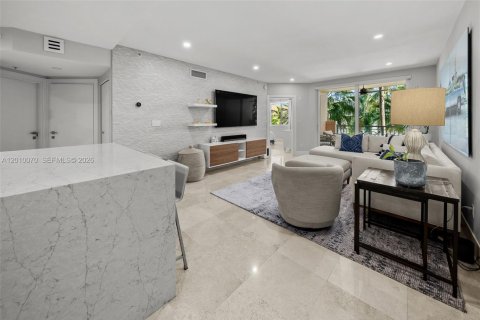 Condo in Miami Beach, Florida, 2 bedrooms  № 2076261 - photo 9