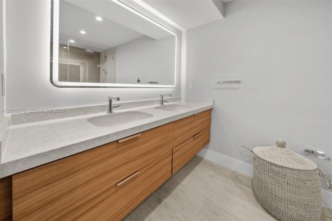 Condo in Miami Beach, Florida, 2 bedrooms  № 2076261 - photo 14