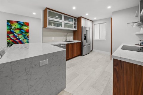 Condo in Miami Beach, Florida, 2 bedrooms  № 2076261 - photo 7