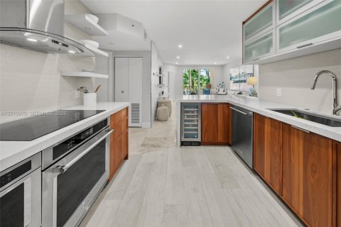 Condo in Miami Beach, Florida, 2 bedrooms  № 2076261 - photo 8