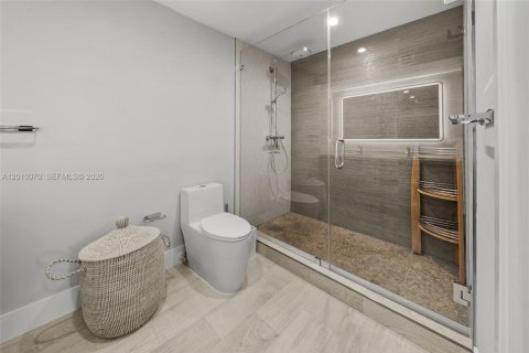 Condo in Miami Beach, Florida, 2 bedrooms  № 2076261 - photo 13