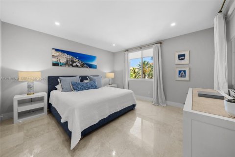 Condo in Miami Beach, Florida, 2 bedrooms  № 2076261 - photo 11
