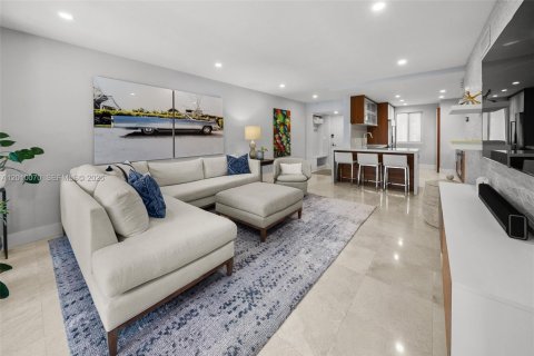 Condo in Miami Beach, Florida, 2 bedrooms  № 2076261 - photo 2