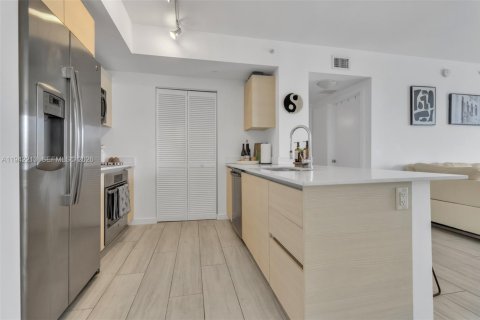 Condo in Miami, Florida, 2 bedrooms  № 1999920 - photo 5