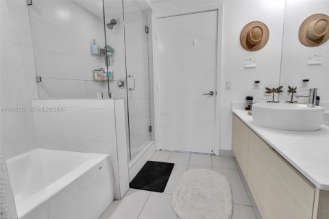 Condo in Miami, Florida, 2 bedrooms  № 1999920 - photo 14