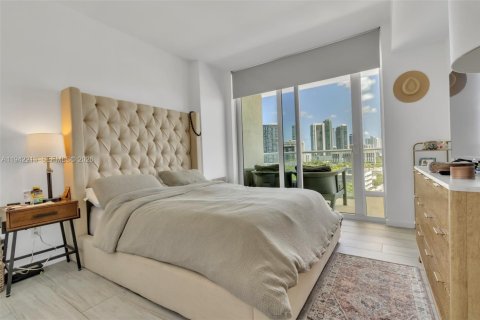 Condo in Miami, Florida, 2 bedrooms  № 1999920 - photo 9