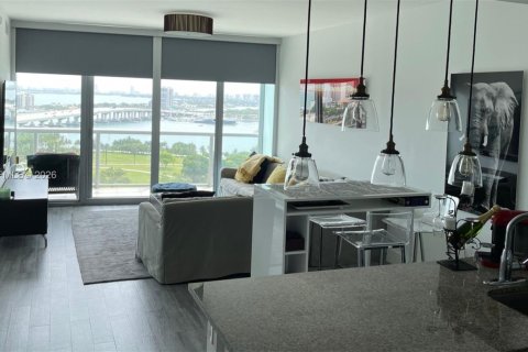 Condominio en alquiler en Miami, Florida, 1 dormitorio, 78.5 m2 № 2059468 - foto 2