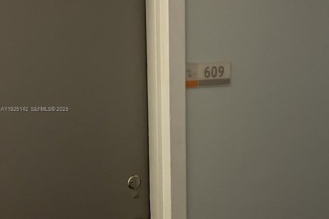 Купить кондоминиум в Норт-Майами, Флорида 2 спальни, 89.46м2, № 1983761 - фото 3