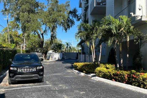 Купить кондоминиум в Норт-Майами, Флорида 2 спальни, 89.46м2, № 1983761 - фото 2