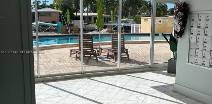 Кондоминиум с 2 спальнями в Норт-Майами, Флорида № 1983761