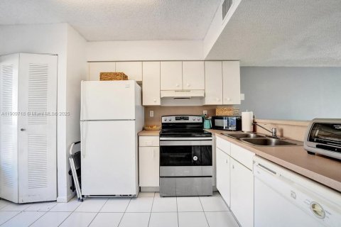 Touwnhouse à vendre à Weston, Floride: 2 chambres, 107.58 m2 № 1965384 - photo 11