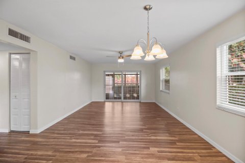 Condo in Stuart, Florida, 2 bedrooms  № 2190664 - photo 16