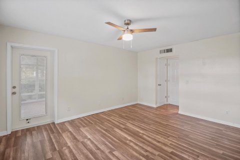 Condo in Stuart, Florida, 2 bedrooms  № 2190664 - photo 24