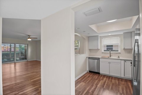 Condo in Stuart, Florida, 2 bedrooms  № 2190664 - photo 12