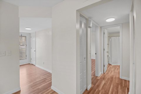 Condo in Stuart, Florida, 2 bedrooms  № 2190664 - photo 21