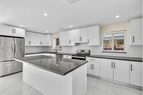 House in Fort Lauderdale, Florida 3 bedrooms, 221.76 sq.m. № 1998934 - photo 19