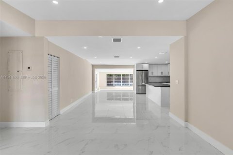 House in Fort Lauderdale, Florida 3 bedrooms, 221.76 sq.m. № 1998934 - photo 10