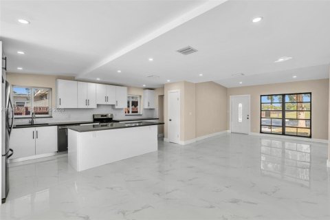 House in Fort Lauderdale, Florida 3 bedrooms, 221.76 sq.m. № 1998934 - photo 17