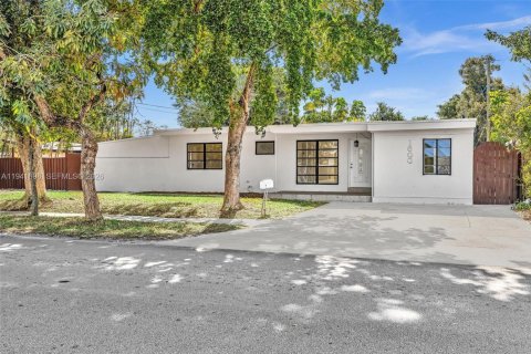 House in Fort Lauderdale, Florida 3 bedrooms, 221.76 sq.m. № 1998934 - photo 2