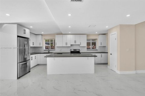House in Fort Lauderdale, Florida 3 bedrooms, 221.76 sq.m. № 1998934 - photo 15