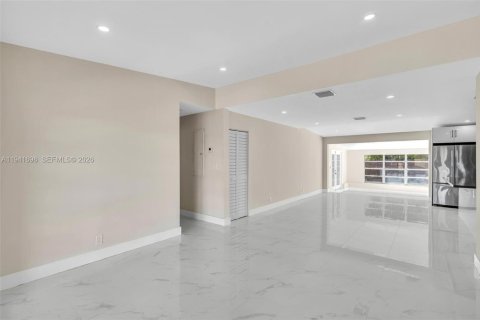 House in Fort Lauderdale, Florida 3 bedrooms, 221.76 sq.m. № 1998934 - photo 9