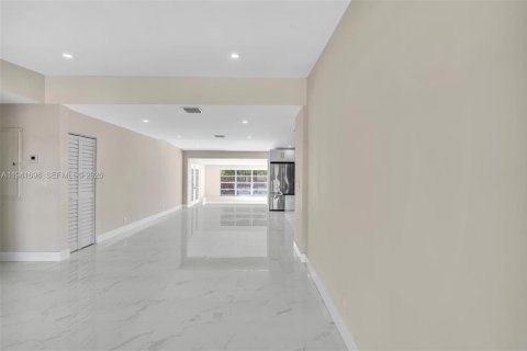 House in Fort Lauderdale, Florida 3 bedrooms, 221.76 sq.m. № 1998934 - photo 8