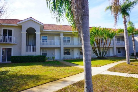 Condo in Land O' Lakes, Florida, 2 bedrooms  № 1535700 - photo 1