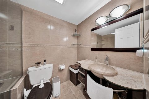 Casa en venta en Miami, Florida, 3 dormitorios, 155.61 m2 № 1890407 - foto 20