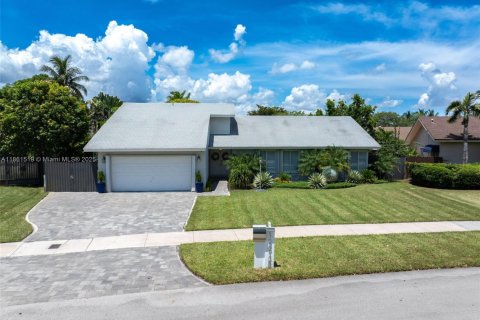 Casa en venta en Miami, Florida, 3 dormitorios, 155.61 m2 № 1890407 - foto 3
