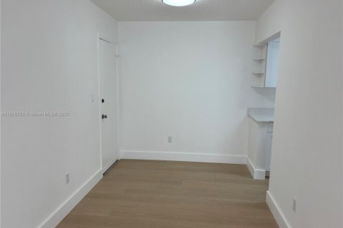 Condominio en alquiler en Miami, Florida, 2 dormitorios, 74.32 m2 № 1892566 - foto 12