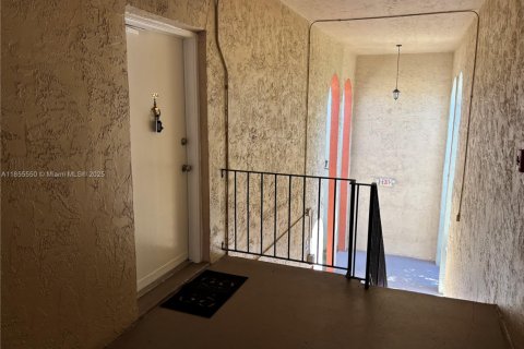 Condominio en alquiler en Miami, Florida, 2 dormitorios, 74.32 m2 № 1892566 - foto 15