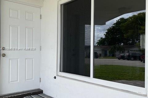 Снять в аренду виллу или дом в Дирфилд-Бич, Флорида 2 спальни, 77.29м2, № 1953031 - фото 2