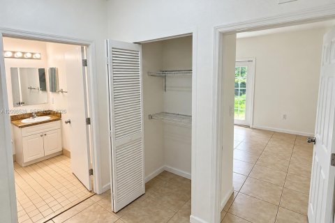 Townhouse in Miami, Florida 4 bedrooms, 154.22 sq.m. № 2393225 - photo 6