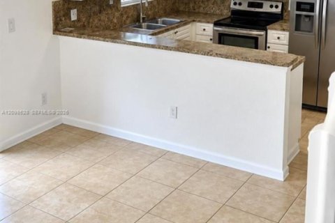 Townhouse in Miami, Florida 4 bedrooms, 154.22 sq.m. № 2393225 - photo 3