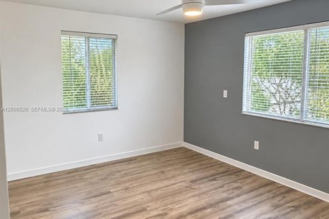 Townhouse in Miami, Florida 4 bedrooms, 154.22 sq.m. № 2393225 - photo 16