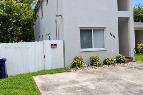 Townhouse in Miami, Florida 4 bedrooms, 154.22 sq.m. № 2393225
