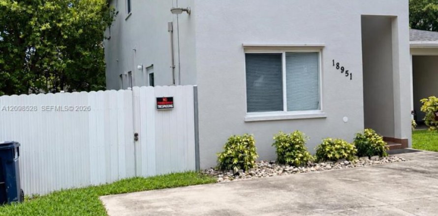 Townhouse in Miami, Florida 4 bedrooms, 154.22 sq.m. № 2393225