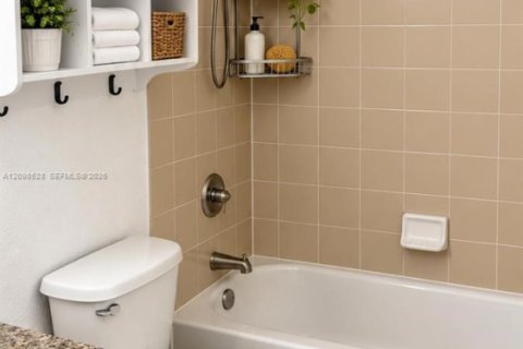 Townhouse in Miami, Florida 4 bedrooms, 154.22 sq.m. № 2393225 - photo 17
