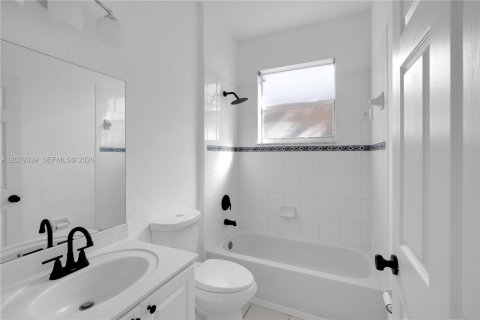 House in Miramar, Florida 3 bedrooms, 143.26 sq.m. № 2331821 - photo 20