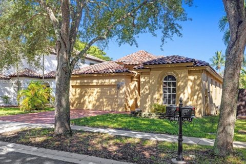 House in Miramar, Florida 3 bedrooms, 143.26 sq.m. № 2331821 - photo 2