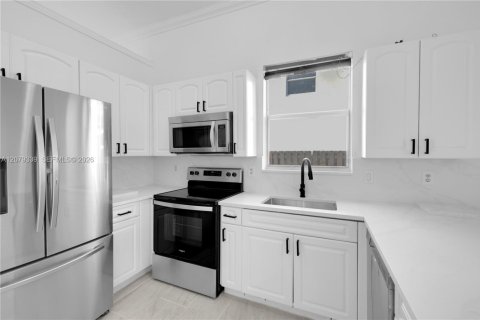 House in Miramar, Florida 3 bedrooms, 143.26 sq.m. № 2331821 - photo 11
