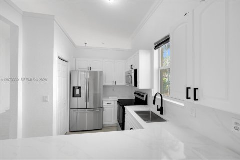 House in Miramar, Florida 3 bedrooms, 143.26 sq.m. № 2331821 - photo 10