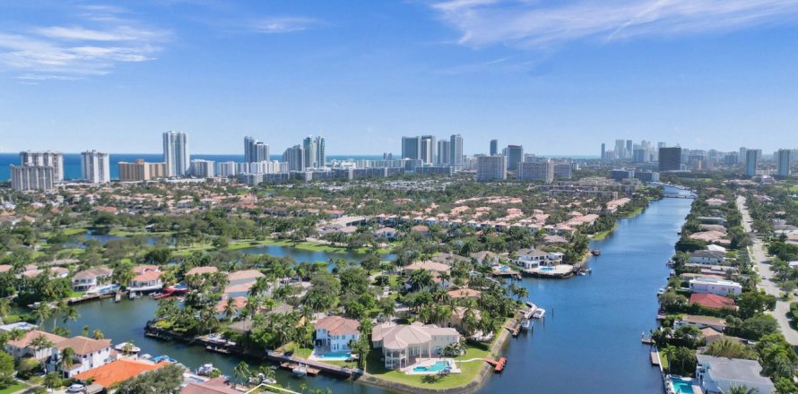 House in Hollywood, Florida 4 bedrooms, 269.04 sq.m. № 1135093